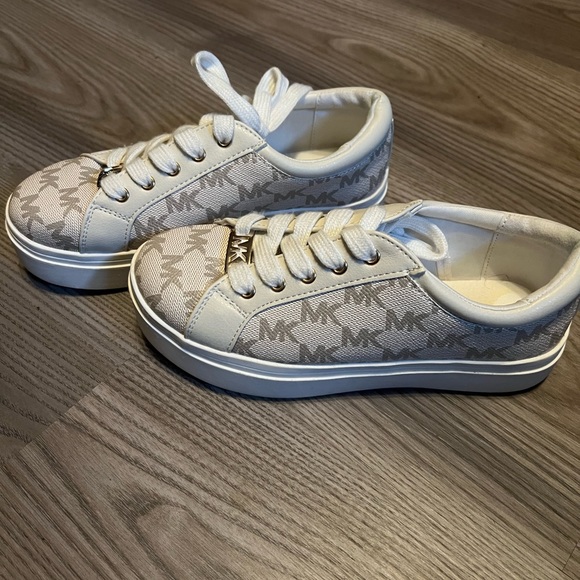 Kids Michael Kors Shors - Picture 1 of 1